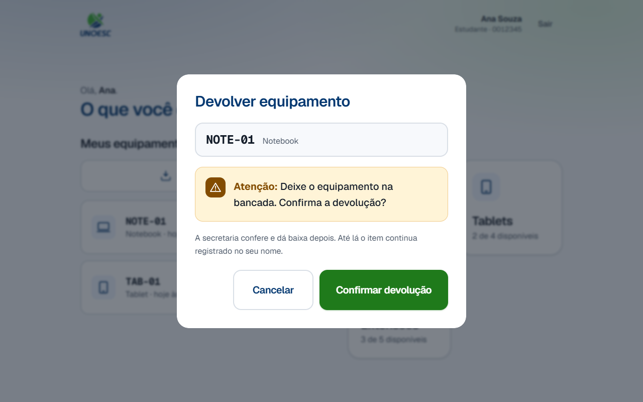 O modal Devolver equipamento, com a etiqueta NOTE-01 em destaque, o aviso amarelo dizendo para deixar o equipamento na bancada, e os botões Cancelar e Confirmar devolução
