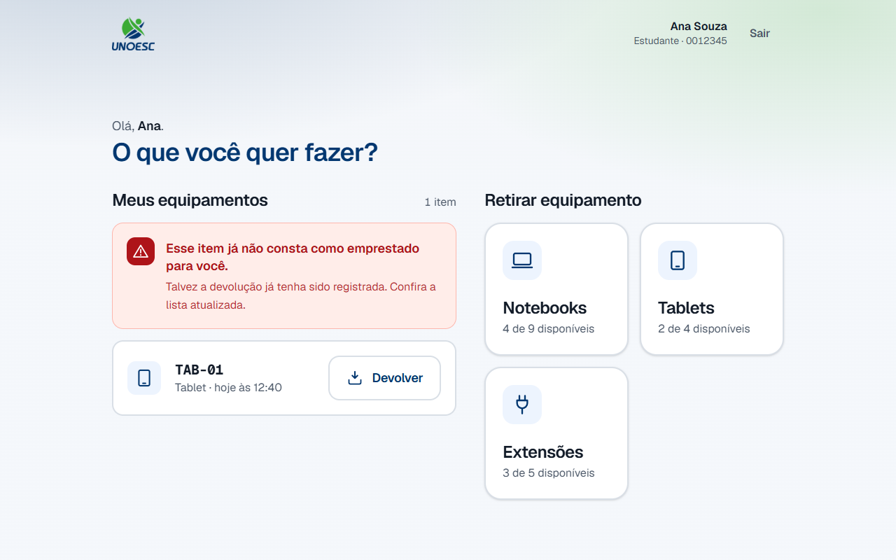 A mesma tela com um alerta vermelho no lugar da linha do NOTE-01, dizendo que o item já não consta como emprestado, e o TAB-01 ainda na lista abaixo