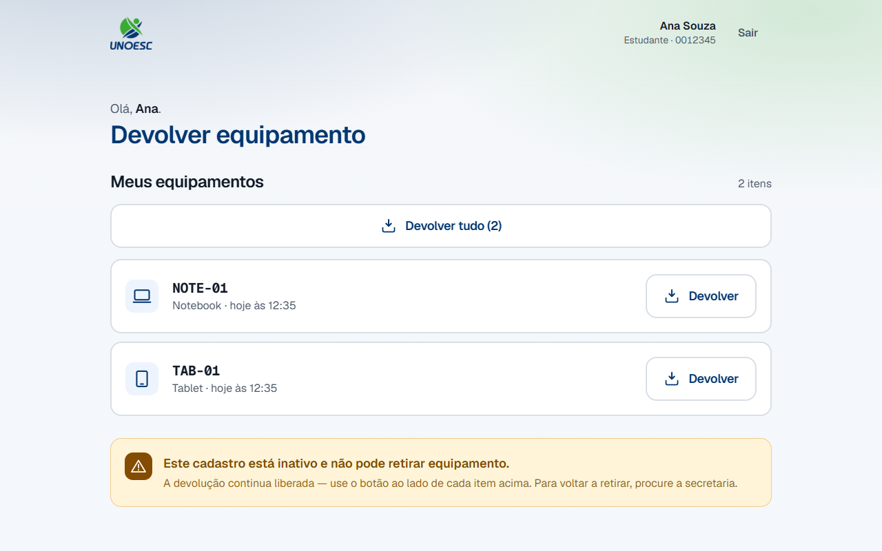 A tela inicial de um cadastro inativo com dois aparelhos na mão: o título diz Devolver equipamento, a lista aparece inteira com os botões Devolver, e no lugar da grade de categorias há um aviso amarelo explicando o bloqueio