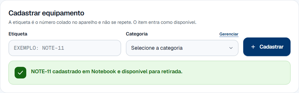 O mesmo cartão depois do cadastro: os dois campos vazios de novo e um aviso verde dizendo NOTE-11 cadastrado em Notebook e disponível para retirada.