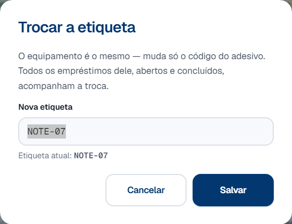 O diálogo Trocar a etiqueta: o texto dizendo que o equipamento é o mesmo e que todos os empréstimos acompanham a troca, o campo Nova etiqueta já preenchido e selecionado, e a linha Etiqueta atual embaixo.