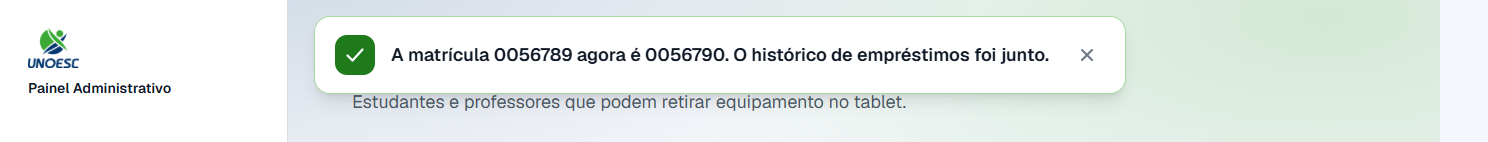 O aviso verde no alto da tela: "A matrícula 0056789 agora é 0056790. O histórico de empréstimos foi junto."